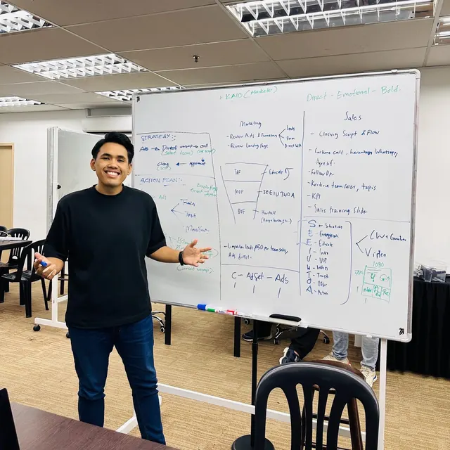 Coach Kaio mengajar structure funnel Meta Ads di whiteboard